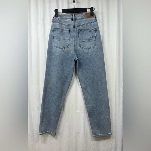 American Eagle Mom Straight Jean High Rise Light Blue Denim Jeans Size 2 Short - Picture 1 of 16